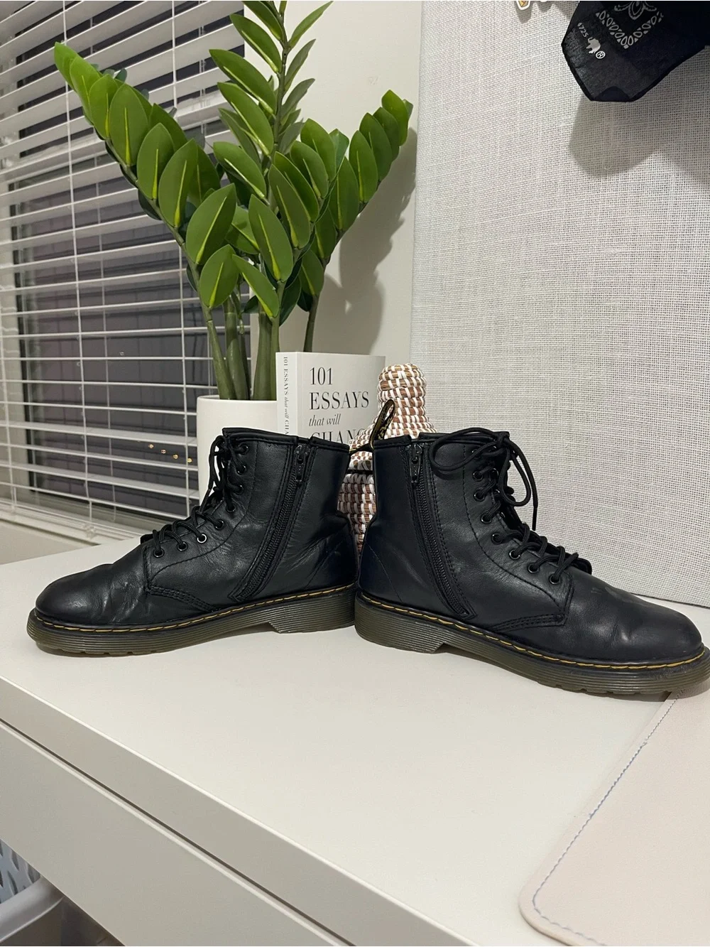 DR. MARTENS doc youth kids 4 black boots